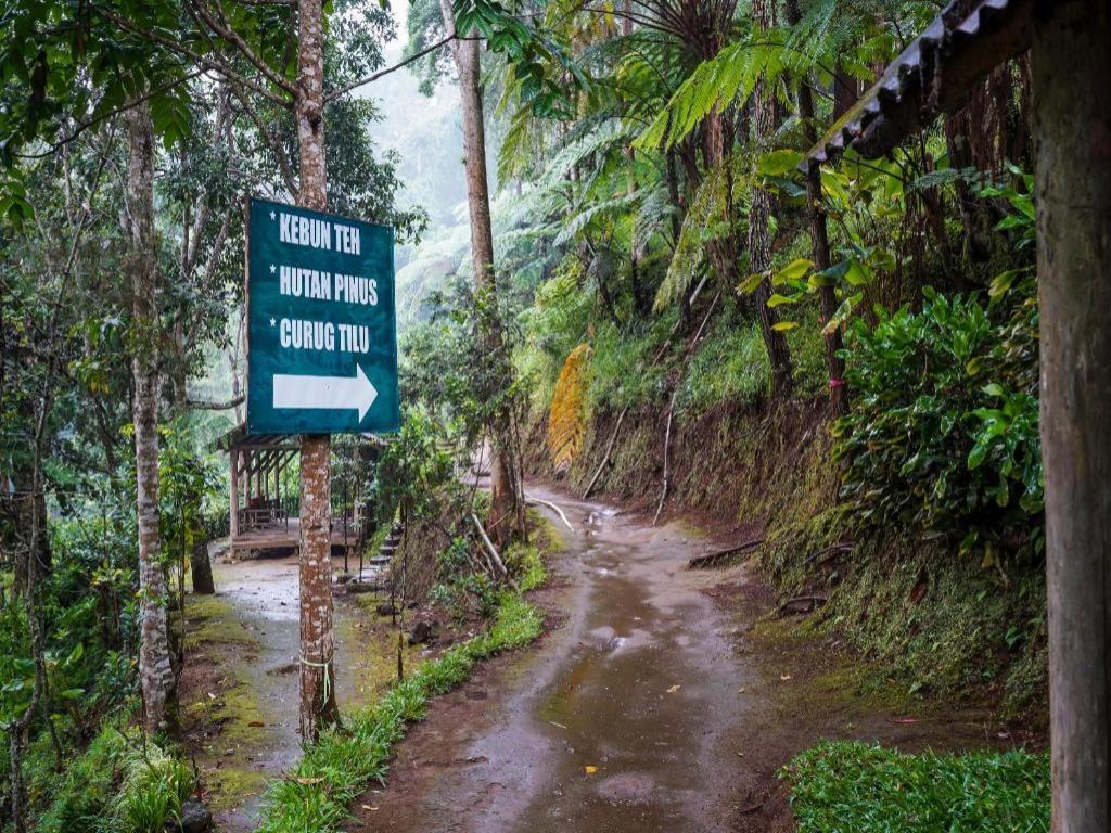 Oyo Homes 90915 Eco Tourism Desa Cihanjuang Rahayu Ciwangun Indah Camp Villas Bongkar Exterior foto